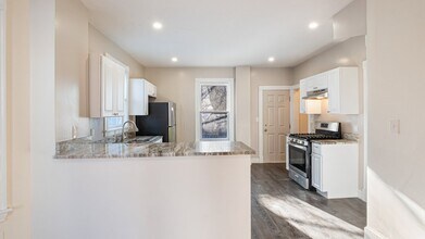 32 Robinson St, Unit 1 in Boston, MA - Foto de edificio - Building Photo