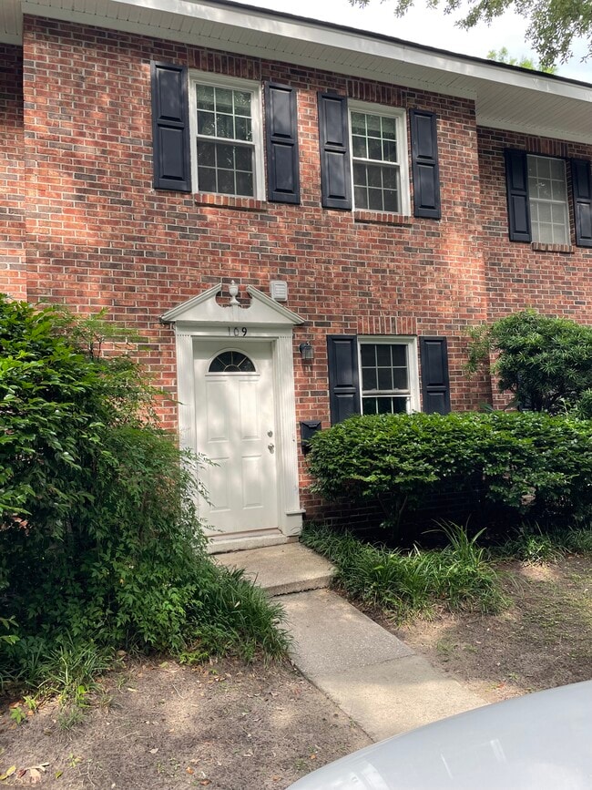 109 Heritage Cir