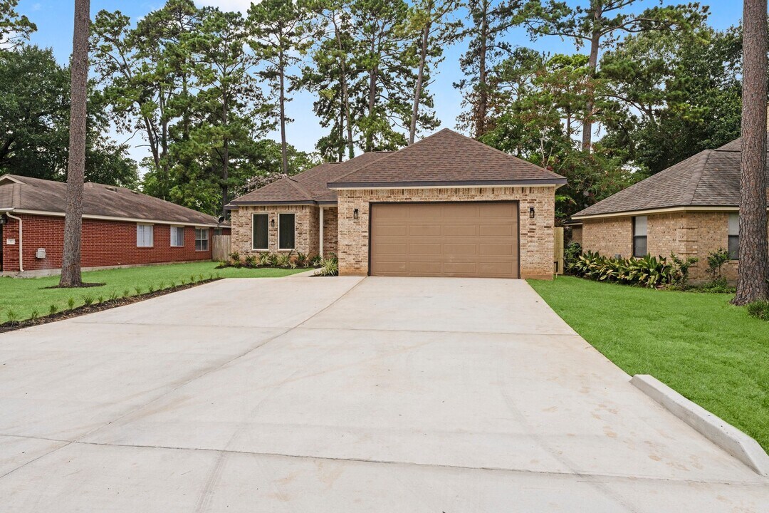 327 Paradise Ln in Montgomery, TX - Building Photo