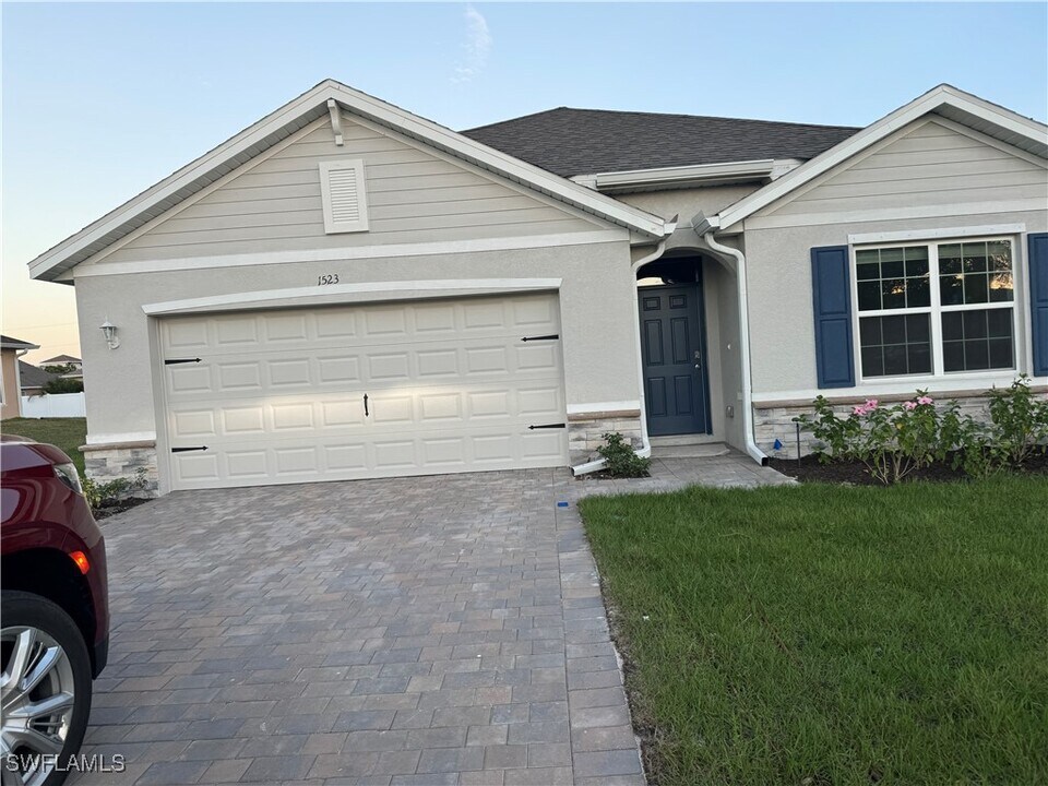 1523 SW 19th Pl in Cape Coral, FL - Foto de edificio