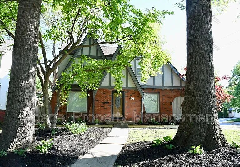 1291 W Gregory Blvd in Kansas City, MO - Building Photo