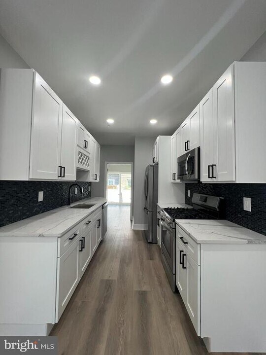 2135 Fernon St in Philadelphia, PA - Building Photo