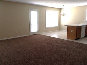 2043 River Birch Dr in Amelia, OH - Building Photo - Building Photo