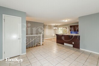 5013 NW Woody Creek Ln in Kansas City, MO - Building Photo - Building Photo