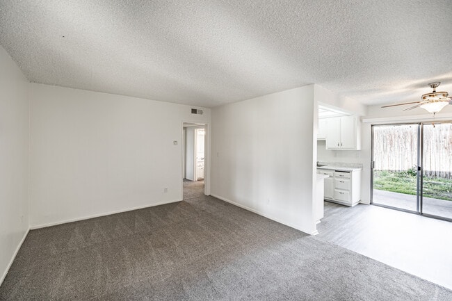 Kimberly Arms in Fullerton, CA - Building Photo - Interior Photo