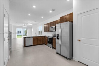 615 NE 1st Ave in Florida City, FL - Building Photo - Building Photo