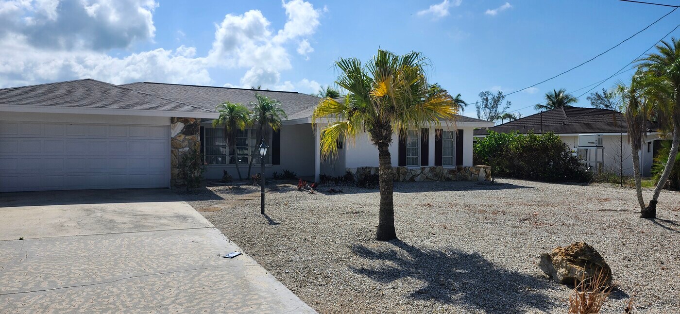 1666 Sabal Palm Dr in Sanibel, FL - Building Photo
