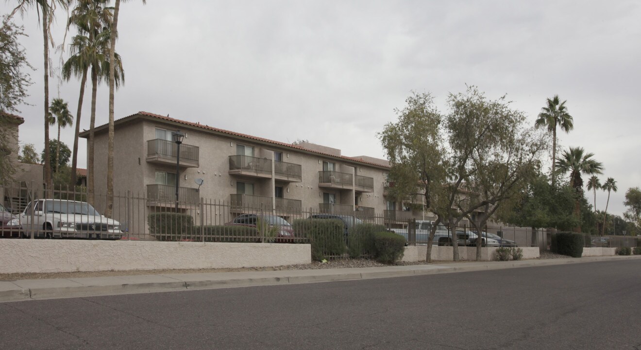 Buenas off the Highway in Phoenix, AZ - Foto de edificio