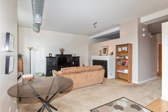 5200 S Ellis Ave, Unit 312 in Chicago, IL - Building Photo - Building Photo