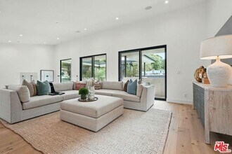 2004 1/2 N Beverly Glen Blvd in Los Angeles, CA - Building Photo - Building Photo
