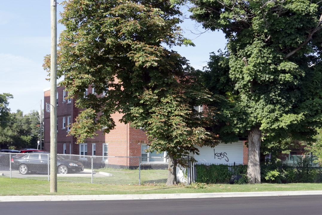 1 E 37th St in Hamilton, ON - Building Photo