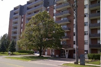 Tower On The Green in Oshawa, ON - Building Photo - Building Photo