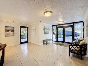 605 Oaks Dr in Pompano Beach, FL - Building Photo - Building Photo