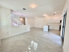 8317 NW 45th St in Doral, FL - Building Photo - Building Photo