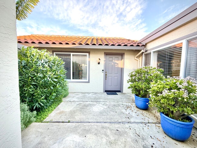 1582 Calle Enrique in Pleasanton, CA - Foto de edificio - Building Photo