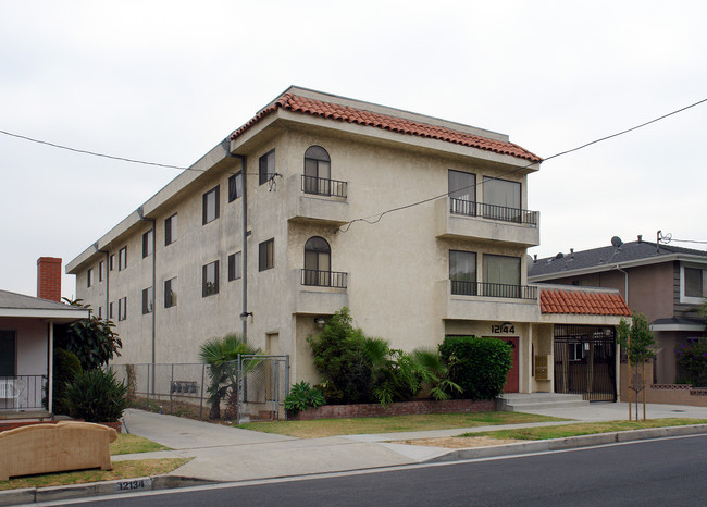 12144 Grevillea Ave in Hawthorne, CA - Foto de edificio - Building Photo