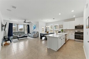 211 Summit Dr in Lockhart, TX - Building Photo