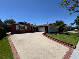 2263 Avalon St in Costa Mesa, CA - Building Photo