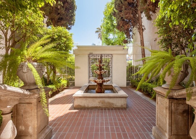8455 Fountain Ave in West Hollywood, CA - Building Photo - Building Photo