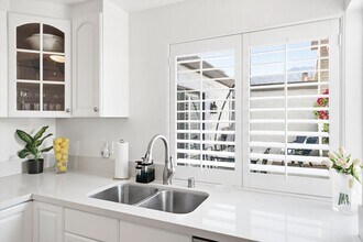 2367 S Gene Autry Trail in Palm Springs, CA - Building Photo - Building Photo