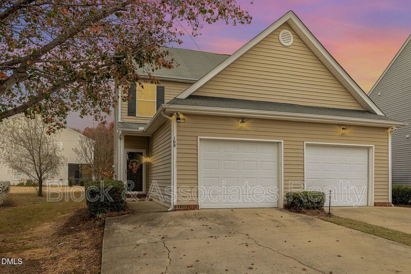 108 Buchanan Ln in Clayton, NC - Building Photo