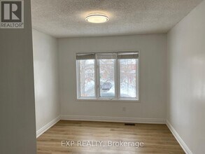 40 Yellow Brick Rd in Brampton, ON - Building Photo - Building Photo