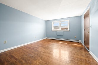 338 Park Ave, Unit B in East Hartford, CT - Building Photo - Building Photo