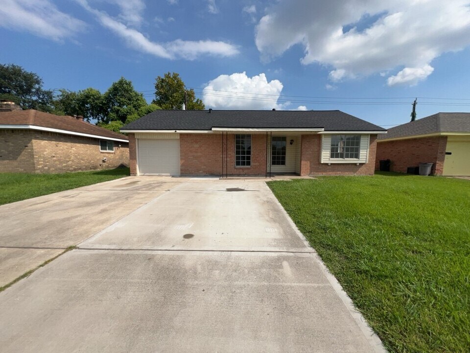 15335 Woodforest Blvd in Channelview, TX - Building Photo