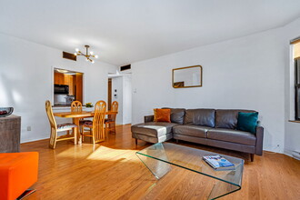 556 Laurier Ave W, Unit 704 in Ottawa, ON - Foto de edificio - Building Photo