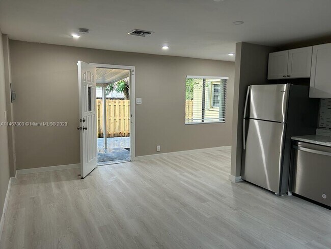 987 NE 131st St-Unit -2 in North Miami, FL - Foto de edificio - Building Photo