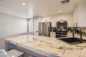 7250 Diamond Canyon Ln in Las Vegas, NV - Foto de edificio - Building Photo
