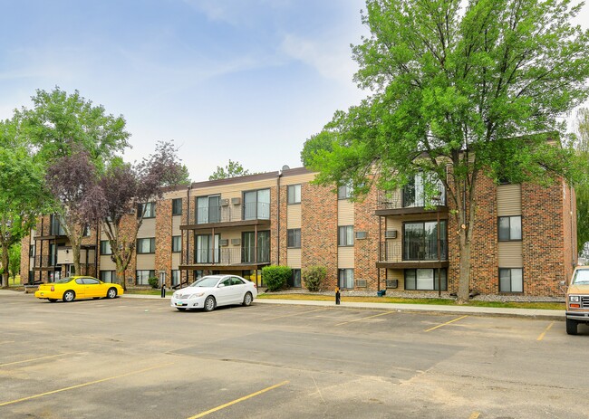 Landmark Estates in Grand Forks, ND - Foto de edificio - Building Photo