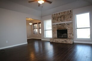 913 Springhill Dr in Burleson, TX - Building Photo