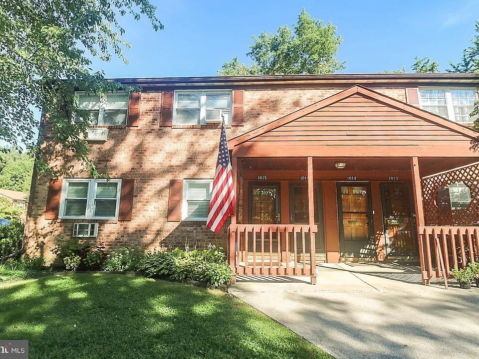 1015 Garnet Dr in Burlington, NJ - Building Photo