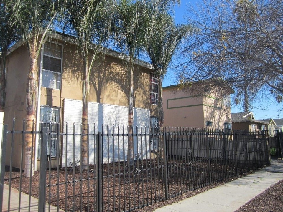 423 E 82nd St in Los Angeles, CA - Building Photo