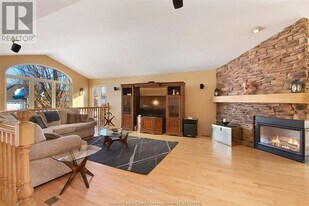 555 Revland Dr in Tecumseh, ON - Building Photo