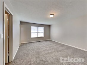 561 Grassy Bend Dr in Greenwood, IN - Foto de edificio - Building Photo