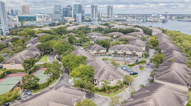926 Normandy Trace Rd in Tampa, FL - Building Photo - Building Photo