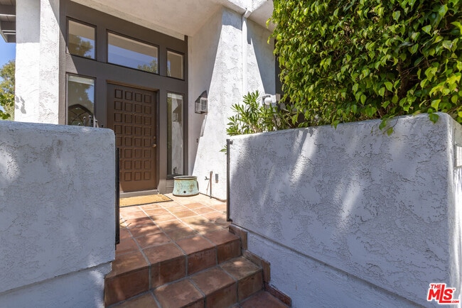 1541 Palisades Dr in Los Angeles, CA - Building Photo - Building Photo