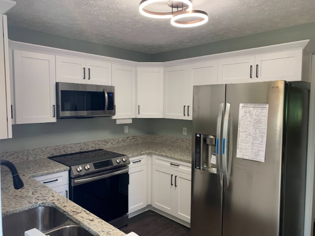 556 Wedgewood Dr in Alpharetta, GA - Foto de edificio - Building Photo