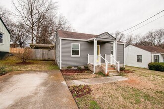 821 W McKennie Ave in Nashville, TN - Foto de edificio - Building Photo