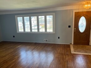 96 Renwick Ave, Unit Sunnyside in Staten Island, NY - Foto de edificio - Building Photo