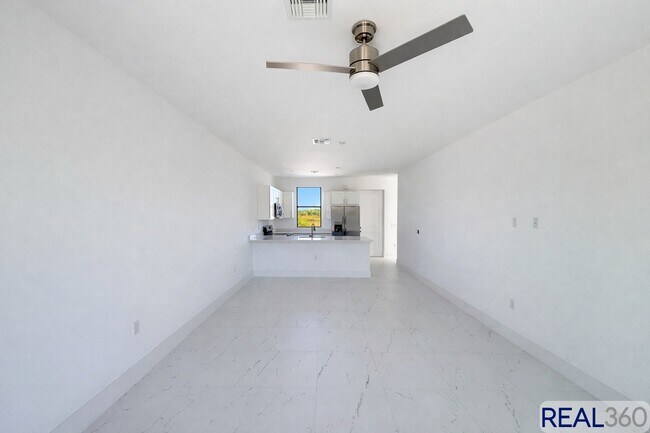 966 Countess Ave in Lehigh Acres, FL - Building Photo - Building Photo