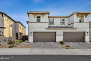 5823 E Rose Garden Ln in Phoenix, AZ - Building Photo