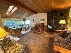 17066 Cooper Dr in Bend, OR - Building Photo - Building Photo