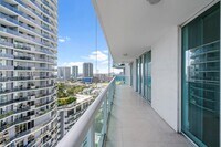 1800 N Bayshore Dr, Unit 2114 in Miami, FL - Foto de edificio - Building Photo