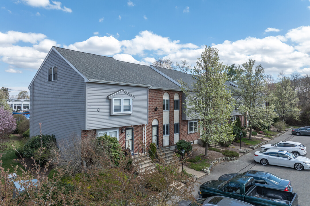 Lincoln Village Condominiums in Abington, MA - Building Photo