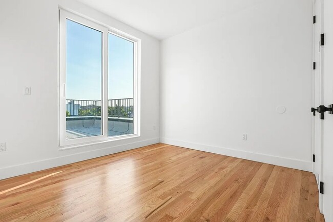 271 E 28th St in Brooklyn, NY - Foto de edificio - Building Photo