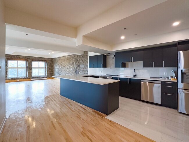 36 Saint-Paul Rue E in Montréal, QC - Building Photo - Building Photo