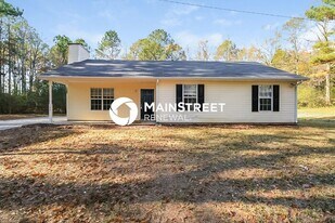 135 Bond Dr in Ellenwood, GA - Building Photo